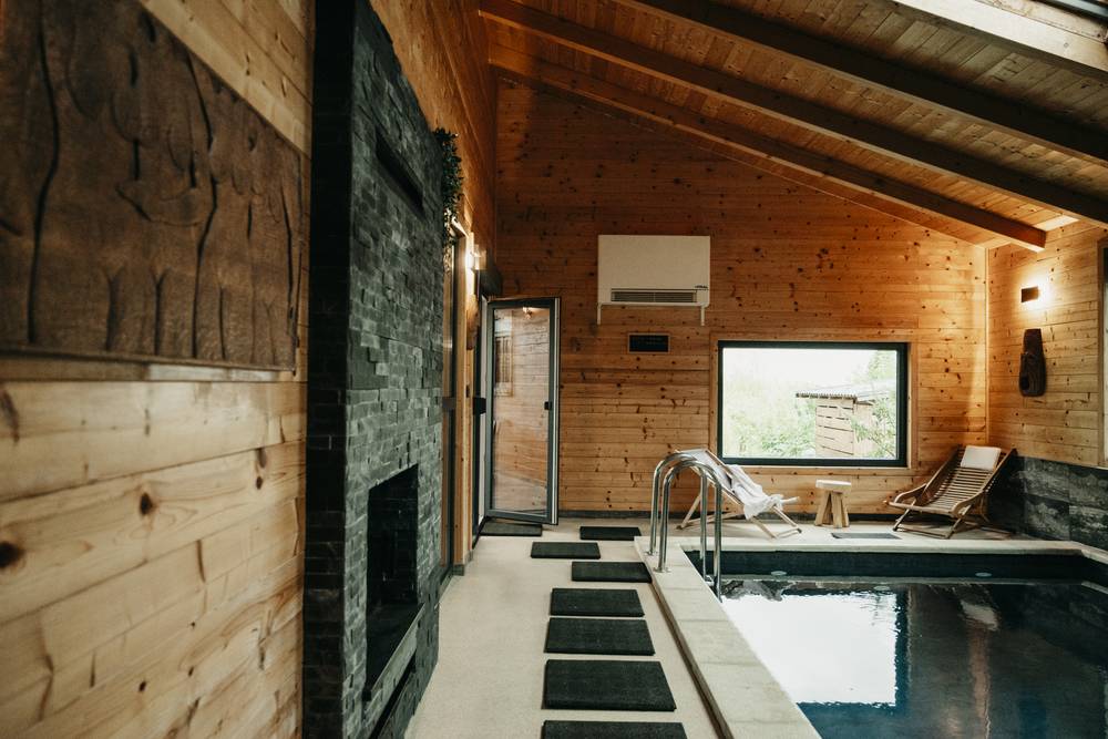 Bazen i kamin — Nightswim Inn